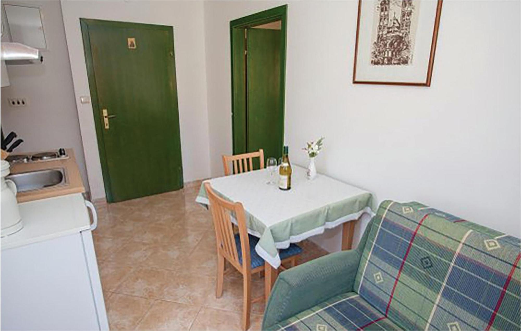 1 Bedroom Beautiful Apartment In Malinska Kültér fotó