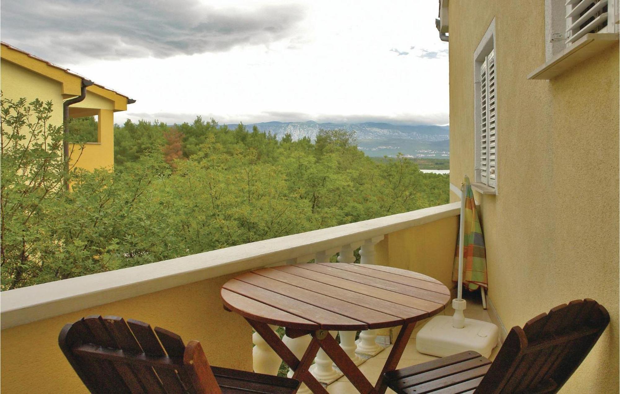 1 Bedroom Beautiful Apartment In Malinska Kültér fotó