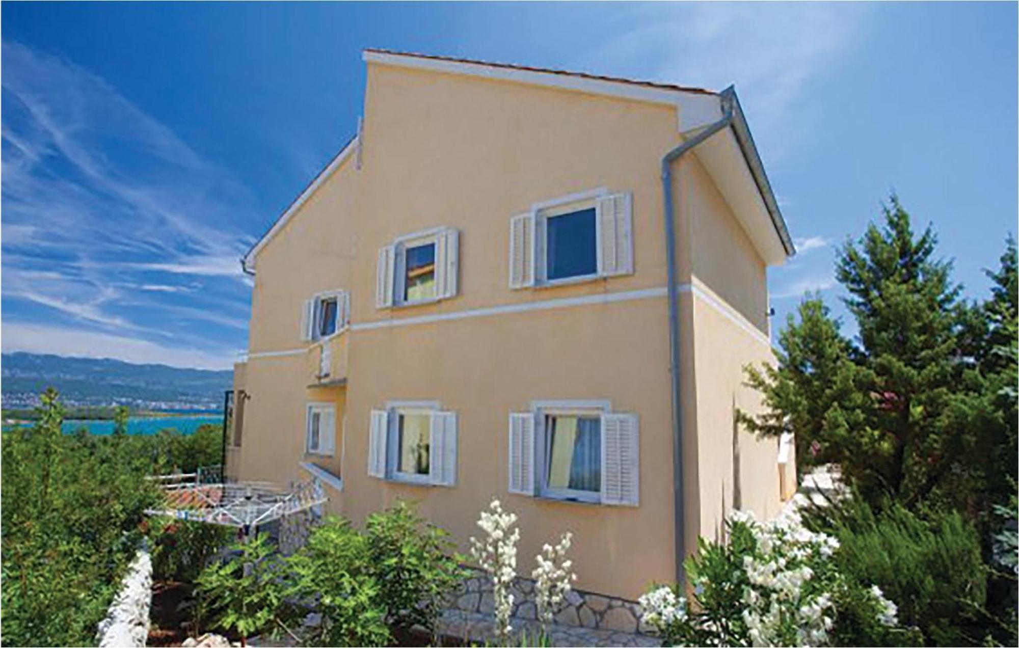 1 Bedroom Beautiful Apartment In Malinska Kültér fotó