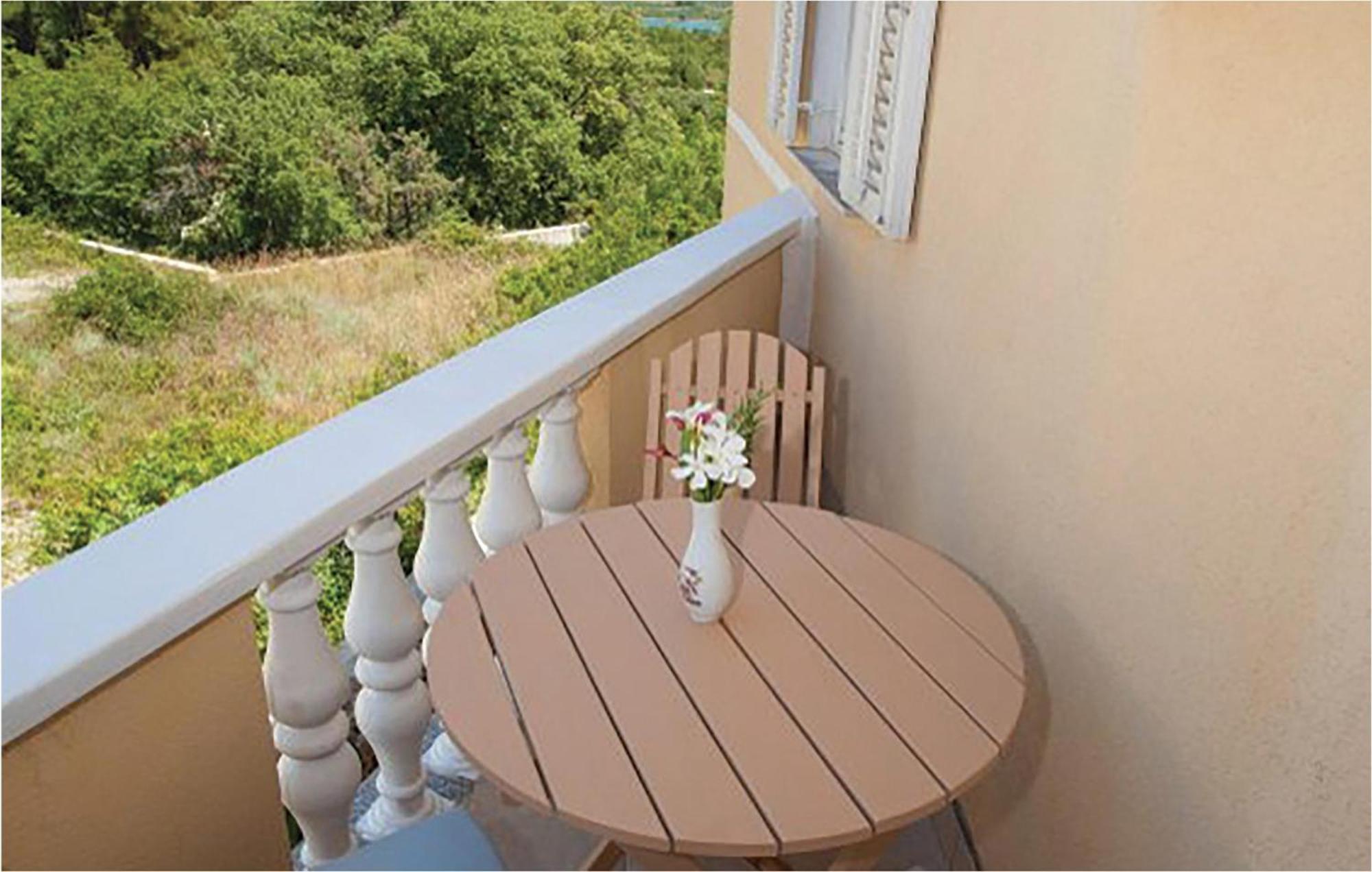 1 Bedroom Beautiful Apartment In Malinska Kültér fotó
